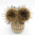 Gorro de punto beige con dos grandes pompones marrones para mujer en invierno - Caqui