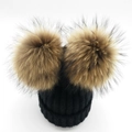 Gorro de punto de lana negra para mujer con dos pompones grandes de piel sintética - Negro