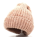 Dettaglio del berretto in maglia di ciniglia beige chiaro con trama in velluto e risvolto - Adulto / Rosa