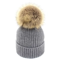 Detalle del tejido de un gorro gris con un gran pompón de piel sintética esponjosa - Niños / Gris oscuro