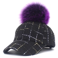 Gorra de béisbol de tweed a cuadros con hilos dorados y plateados y pompón de piel púrpura - Cuadros Negros con Pompon Púrpura / Negro