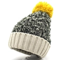 Gorro de punto grueso para mujer con pompón y diseño de bloques de color verde y amarillo - Amarillo Mezclado