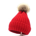 Nahaufnahme einer roten Wintermütze mit einem flauschigen Kunstfell-Bommel an der Spitze - Rot