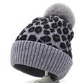 Winter gebreide muts met luipaardprint voor dames met een pluizige grijze bontpompom - Volwassene / Grijs