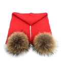 Roter Rippstrickschal für Eltern und Kinder mit großen flauschigen Pompons am Ende - Erwachsene / Rot