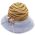 Détail d'un chapeau de soleil à rayures bleues avec des fleurs décoratives mauves - café
