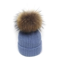 Detailansicht der hellblauen Rippstrickmütze mit einem großen, flauschigen Pelz-Pompon - Hellblau