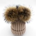 Berretto in maglia a coste marrone chiaro con due grandi pompon di finta pelliccia - Bambini / Champagne