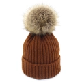 Bonnet en maille côtelée caramel avec un pompon en fausse fourrure pour l'hiver - Couleur caramel