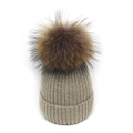Detailansicht der khakifarbenen Strickmütze mit hochwertigem braunem Pelzbommel - Beige