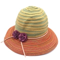 Détail d'un chapeau de paille rayé coloré avec des fleurs décoratives en tissu violet - Vert
