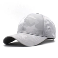 Graue Camouflage-Baseballkappe aus atmungsaktivem Stoff mit weißen Doppelnaht-Details - Verstellbar / Grau