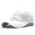 Detailansicht der weißen Baseballkappe mit Camouflage-Textur und Jacquard-Gewebe-Struktur - Verstellbar / Weiß