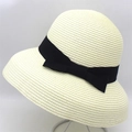 Dettaglio della trama del cappello di paglia con decorazione a fiocco in gros-grain nero - Bianco Latte