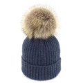 Bonnet en maille côtelée bleu foncé avec un grand pompon en fausse fourrure douce - Bleu Marine