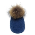 Detail der dunkelblauen Strickmütze mit einem flauschigen braunen Kunstfell-Bommel - Dunkelblau