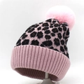 Roze en zwarte gebreide muts met luipaardprint en grote pluizige bont pompon - Roze