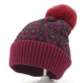 Wijnrode gebreide damesmuts met luipaardprint en zachte faux fur pompon voor winter - Bordeauxrood