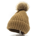 Damen Strickmütze in Karamellbraun mit Kunstfell-Bommel und breitem Umschlag für den Winter - Khaki