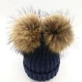 Gorro de punto azul oscuro para mujer con dos pompones grandes y esponjosos marrones - Azul Marino