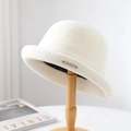 Elegante sombrero cloche de pura lana blanca con ala enrollada en soporte minimalista - Talla única / Blanco