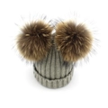 Gorro de punto gris para mujer con dos pompones de piel marrón para el invierno - Gris claro