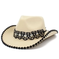 Detail eines beigen Fedora-Hutes mit schwarzem Herz-Lederband und Silbernieten - Beige