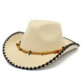 Detail eines cremefarbenen Western-Filzhuts mit schwarzen Ziernähten und buntem Perlenband - Beige