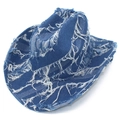 Detailansicht eines dunkelblauen Cowboyhuts aus Denim mit Fransen und Used-Look - Einheitsgröße / Blau