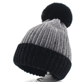 Graue Chenille-Strickmütze mit schwarzem Kunstfellbommel und dickem Rippbund - Schwarzer Bommel + Grau