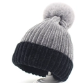 Damen Winter Strickmütze in Grau und Schwarz mit grauem Kunstpelz Bommel Detail - Grauer Bommel + Grau