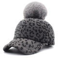 Stijlvolle grijze luipaard baseballpet van imitatiebont met een grote winterpompon - Grijs + Imitatie Vos Pompon