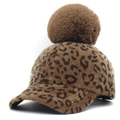 Dames baseballpet met luipaardprint en een grote bruine pompon van imitatiebont - Koffie + Imitatie Vos Pompon