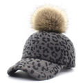 Grijze baseballpet met luipaardprint en een grote bruine pompon van imitatiebont - Grijs + Imitatie Wasbeer Pompon