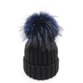 Berretto da donna in maglia a coste nere con un soffice pompon in blu navy - Bambini / Cappello Nero Pompon Blu Notte