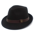 Λεπτομέρεια μαύρου καπέλου fedora με καφέ δερμάτινη ζώνη και χρυσό μεταλλικό λογότυπο M - Μαύρο