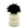 Berretto in maglia crema con grande pompon nero e texture a coste classica - Cappello Bianco Pompon Nero