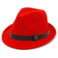 Κλασικό κόκκινο τσόχινο καπέλο fedora με καφέ δερμάτινη ζώνη και χρυσό έμβλημα M - Κόκκινο