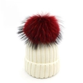 Berretto beige in maglia da donna con un grande pompon in finta pelliccia rosso e nero - Cappello Bianco Pompon Rosso