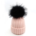 Berretto da donna in maglia rosa con grande pompon nero soffice per un look invernale caldo - Cappello Rosa Pompon Nero