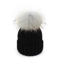 Berretto in maglia nera da donna con un grande pompon grigio in finta pelliccia - Cappello Nero Pompon Grigio Chiaro