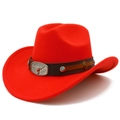 Detailaufnahme eines roten Cowboyhutes aus Filz mit Lederband und Bullenschädel-Schnalle - Rot