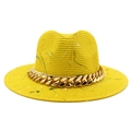 Dettaglio cappello di paglia giallo con schizzi di colore e grossa catena dorata - Giallo
