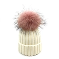 Berretto in maglia bianco crema con un grande pompon in ecopelliccia rosa soffice - Cappello Bianco Pompon Rosa