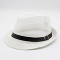 Dettaglio di fedora bianco in maglia con trama intrecciata traspirante e nastro nero - Taglia unica / Bianco
