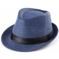Dettaglio di un fedora in paglia blu intenso con nastro decorativo in raso nero - Blu navy
