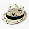 Dettaglio di cappello fedora in paglia beige con motivi di palme blu e nastro decorativo nero - Beige