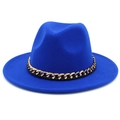 Détail d'un chapeau fedora bleu roi en laine avec une chaîne décorative dorée et noire - Taille unique / Bleu royal
