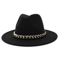 Détail d'un chapeau fedora noir en laine avec une chaîne décorative en métal doré épais - Taille unique / Noir