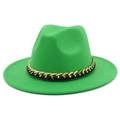 Détail d'un chapeau fedora en laine vert vif avec une grosse chaîne décorative or et noir - Taille unique / Vert Herbe